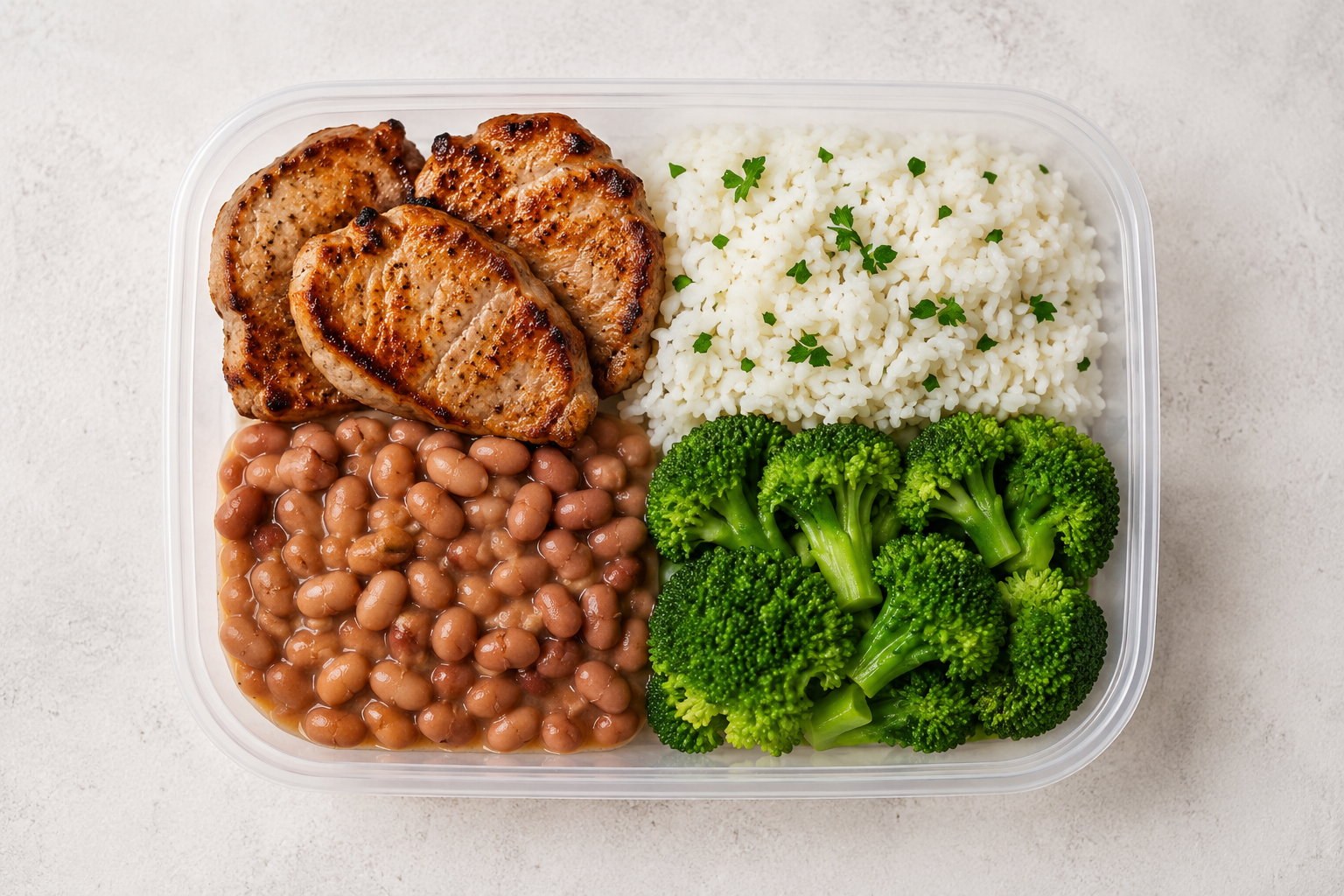 Filé mignon suíno grelhado com arroz, feijão e brócolis