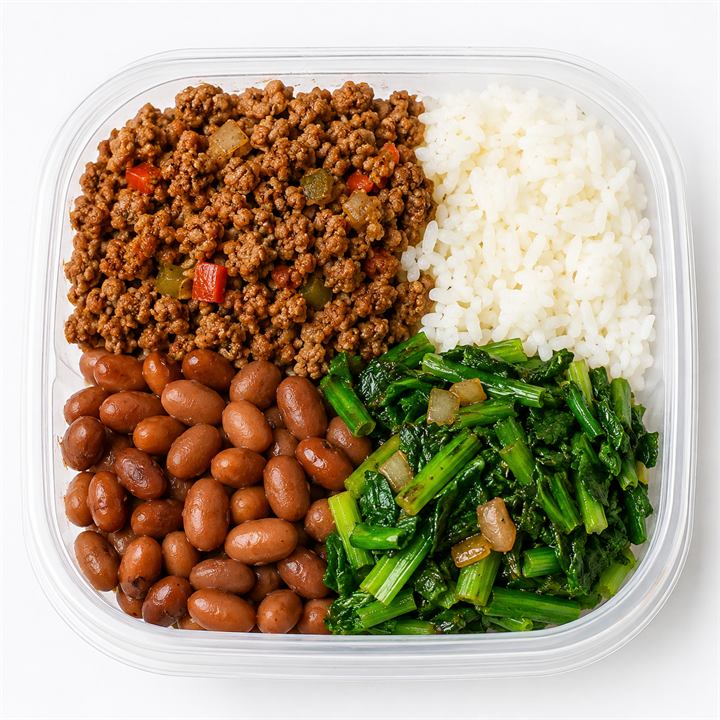 Carne moída temperada com arroz, feijão e legumes refogados